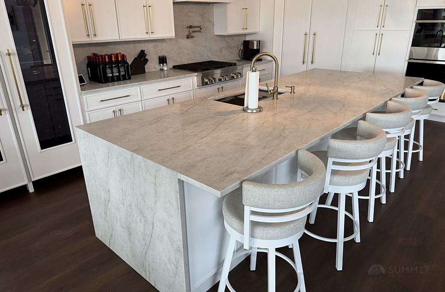 Long island in honed stone with seating for six