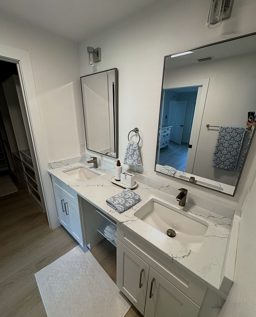 Guest bathroom vanity in white stone